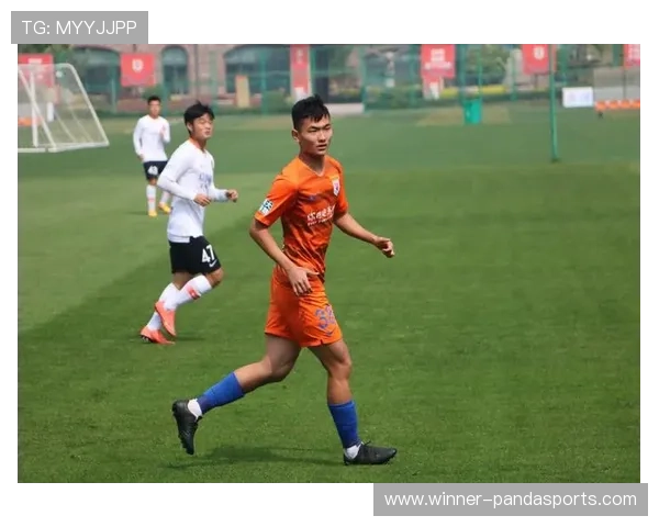 足球球星的日常生活瞬间：赛场之外的真实与放松时光